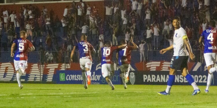 Vitória e festa garantida: Paraná reencontra torcida na Vila Capanema