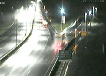 Caminhão desgovernado com 12 toneladas de suco escapa de tragédia em Guaratuba; veja!