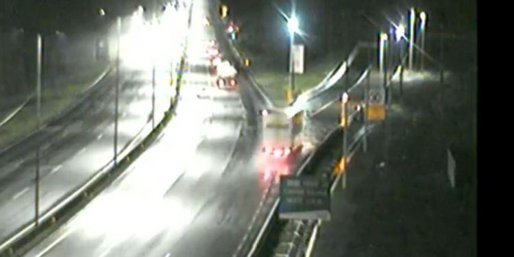 Caminhão desgovernado com 12 toneladas de suco escapa de tragédia em Guaratuba; veja!