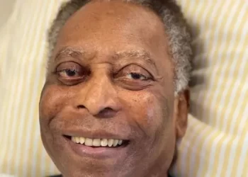 Pelé tem tumores espalhados pelo corpo e retoma quimioterapia