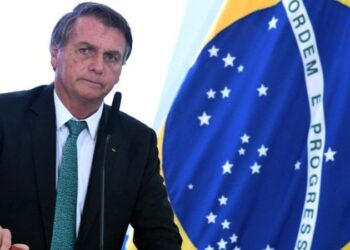 Bolsonaro anuncia aumento de 33% no piso salarial de professores
