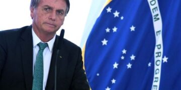 Bolsonaro anuncia aumento de 33% no piso salarial de professores