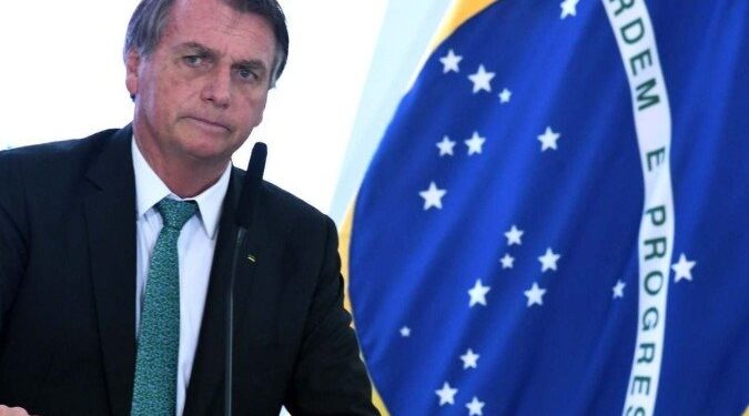 Bolsonaro anuncia aumento de 33% no piso salarial de professores