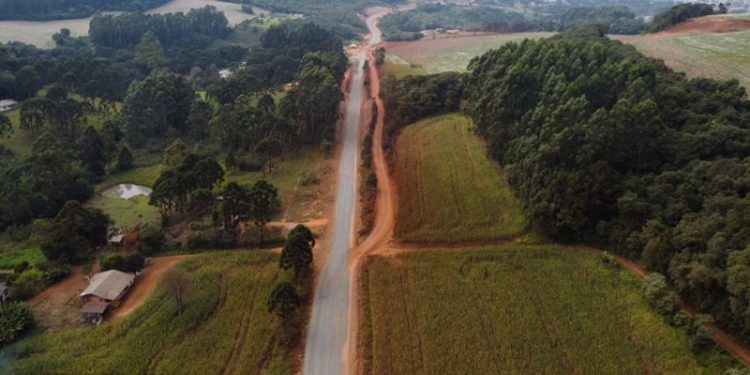 GOVERNADOR ENTREGA PRIMEIRO TRECHO DA PAVIMENTAÇÃO ENTRE PITANGA E MATO RICO E INAUGURA CMEI EM PITANGA