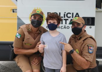 Iniciativa de dupla de policiais militares atrai crianças em posto da PM no litoral