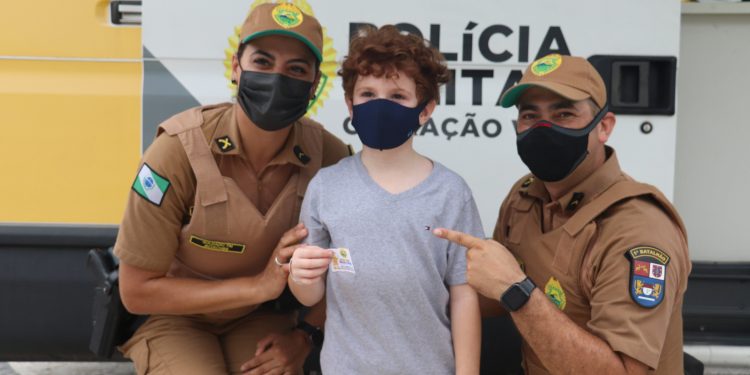 Iniciativa de dupla de policiais militares atrai crianças em posto da PM no litoral