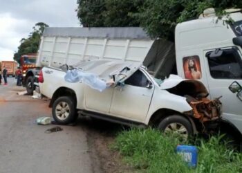 Duas pessoas ficam feridas após caminhonete bater em caminhão na PR-170