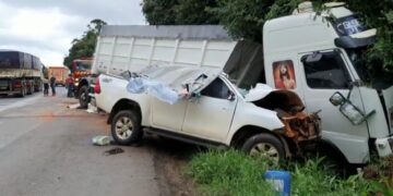 Duas pessoas ficam feridas após caminhonete bater em caminhão na PR-170