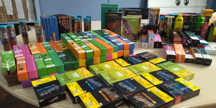 Procon e Vigilância Sanitária apreendem cigarros eletrônicos no comércio de Guarapuava