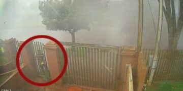 PR: Homem se agarra em portão para não ser levado pelo vento durante temporal