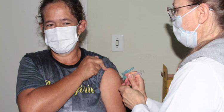 Guarapuava recebe novo lote de vacinas da Pfizer e retoma aplicação de primeiras, segundas e terceiras doses