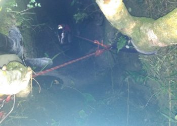 Corpo é retirado de fenda com mais de 40 metros de profundidade após 10 horas de trabalho, dizem bombeiros