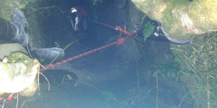 Corpo é retirado de fenda com mais de 40 metros de profundidade após 10 horas de trabalho, dizem bombeiros