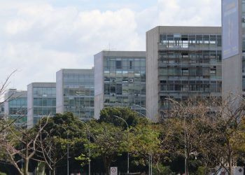Servidores federais fazem atos em Brasília por reajuste salarial