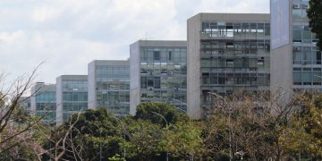 Servidores federais fazem atos em Brasília por reajuste salarial