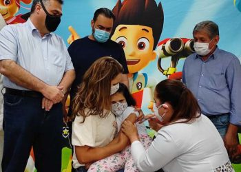 Primeira criança é vacinada contra a covid-19 no Paraná