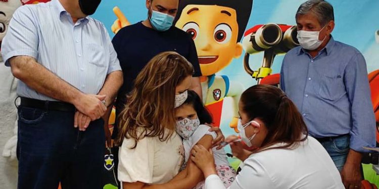 Primeira criança é vacinada contra a covid-19 no Paraná
