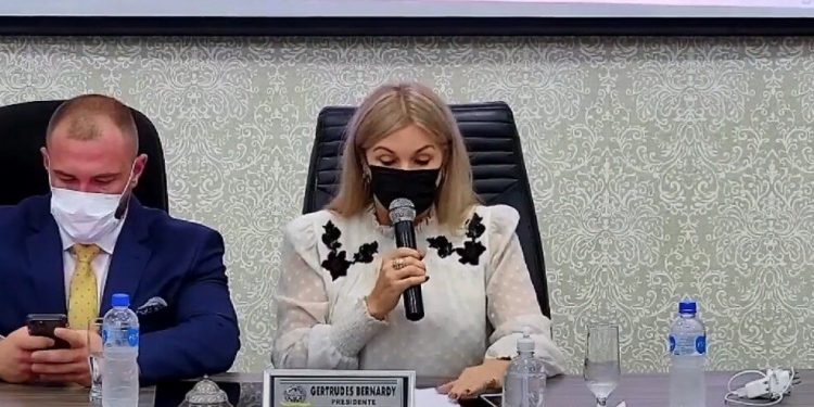 Vereadora é cassada em Ivaiporã por um comemorar um aniversário com servidores durante a pandemia