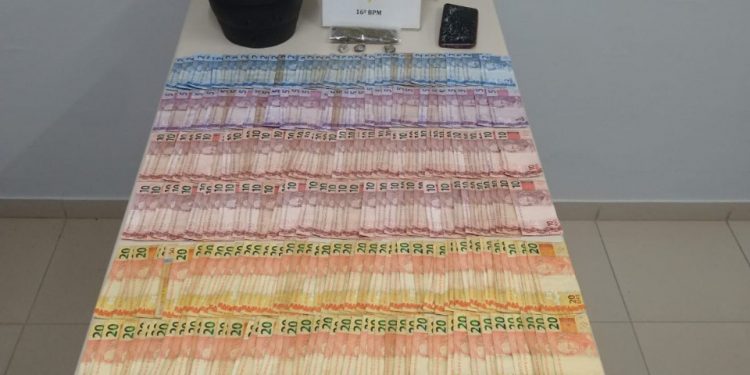 Tráfico de drogas e 8 mil reais em fundo falso