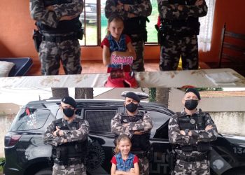 PEQUENA ADMIRADORA DO CHOQUE RECEBE VISITA DOS POLICIAIS DO P.P.CHOQUE/16º BPM EM SEU ANIVERSÁRIO