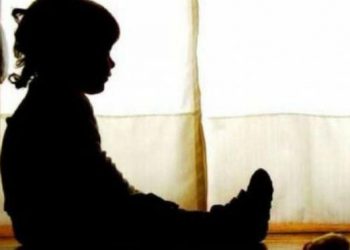 Mãe é presa por deixar criança sozinha dentro de casa