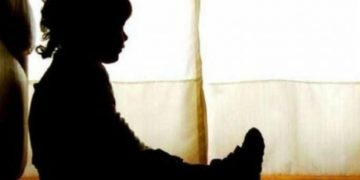 Mãe é presa por deixar criança sozinha dentro de casa