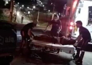 Jovem tem as pernas decepadas após cair de trem