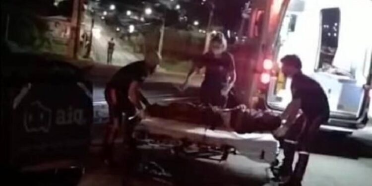 Jovem tem as pernas decepadas após cair de trem