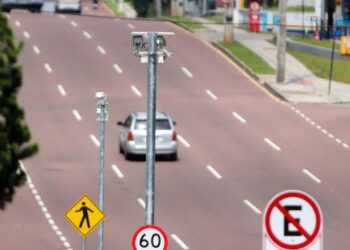 Com radares “afiados”, Curitiba faturou três vezes mais em multas de trânsito do que Porto Alegre