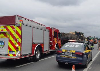 Engavetamento entre 4 caminhões mata duas pessoas no Contorno Leste, diz PRF; há registro de filas