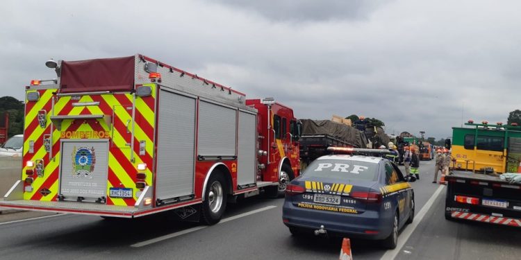 Engavetamento entre 4 caminhões mata duas pessoas no Contorno Leste, diz PRF; há registro de filas