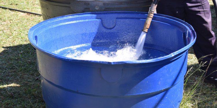 Comunidades do interior afetadas pela estiagem recebem abastecimento de água potável