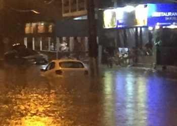Chuva causa alagamentos e estragos em Curitiba e no litoral do Paraná