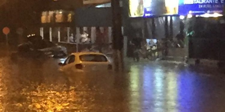 Chuva causa alagamentos e estragos em Curitiba e no litoral do Paraná