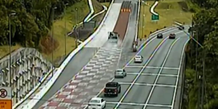 Caminhão com 11 toneladas de carga evita grave acidente ao usar área de escape da BR-376