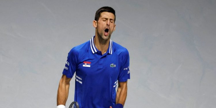 Djokovic é levado para hotel de detenção na Austrália enquanto aguarda deportação