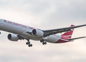 Recém-nascido é encontrado em lixeira de banheiro de avião