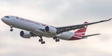 Recém-nascido é encontrado em lixeira de banheiro de avião