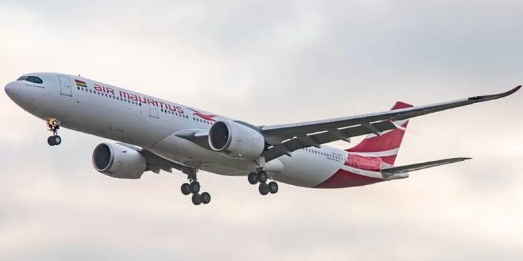 Recém-nascido é encontrado em lixeira de banheiro de avião