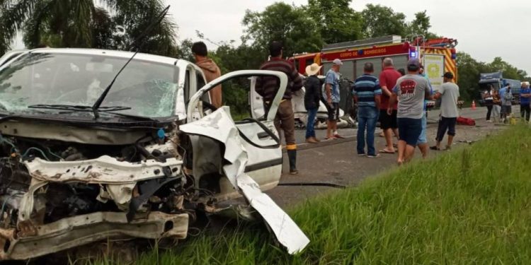 Grave acidente na BR-476 envolve três veículos e deixa nove pessoas feridas
