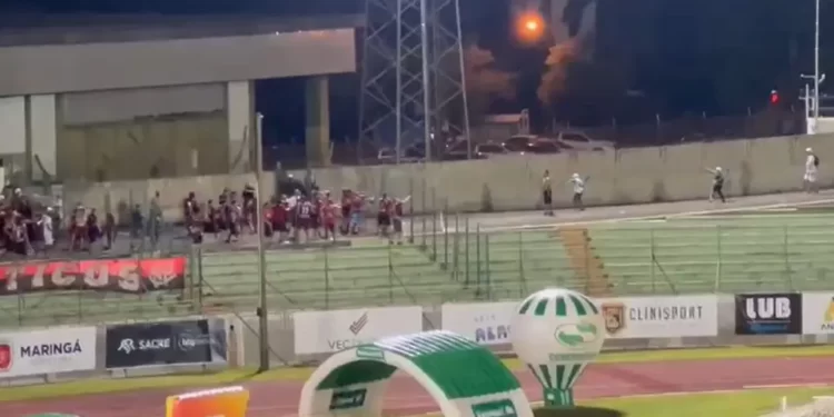 Lamentável! Torcedores do Athletico invadem espaço da torcida do Maringá durante partida (Assista)
