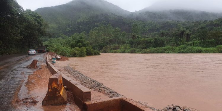 Famílias são retiradas de casa após elevação do nível do Rio Paraopeba em Brumadinho