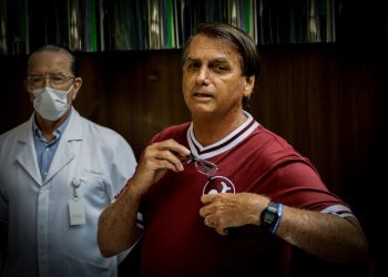 Camarão não mastigado causou obstrução intestinal em Bolsonaro, diz médico