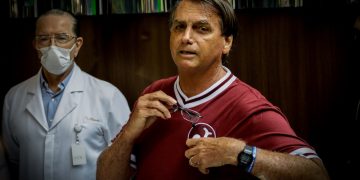 Camarão não mastigado causou obstrução intestinal em Bolsonaro, diz médico