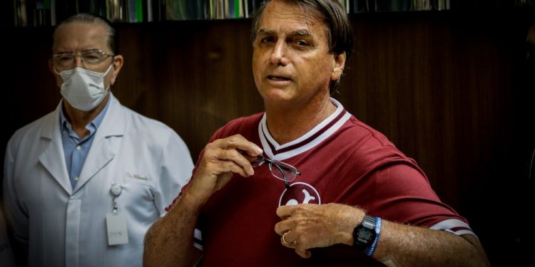 Camarão não mastigado causou obstrução intestinal em Bolsonaro, diz médico