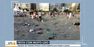 Balneário Camboriú tem rastro de lixo na praia após festa de réveillon; FOTOS