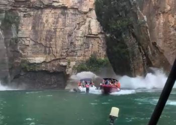 Deslizamento de pedras atinge embarcações com turistas em Capitólio, MG