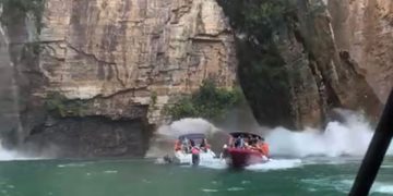 Deslizamento de pedras atinge embarcações com turistas em Capitólio, MG