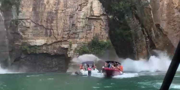 Deslizamento de pedras atinge embarcações com turistas em Capitólio, MG