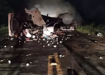 Doze horas após batida entre carretas, BR-381 ainda não foi 100% liberada
